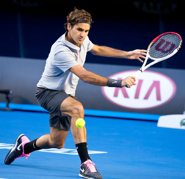 Tenista Roger Federer se detaca em partida de tênis em Dubai 