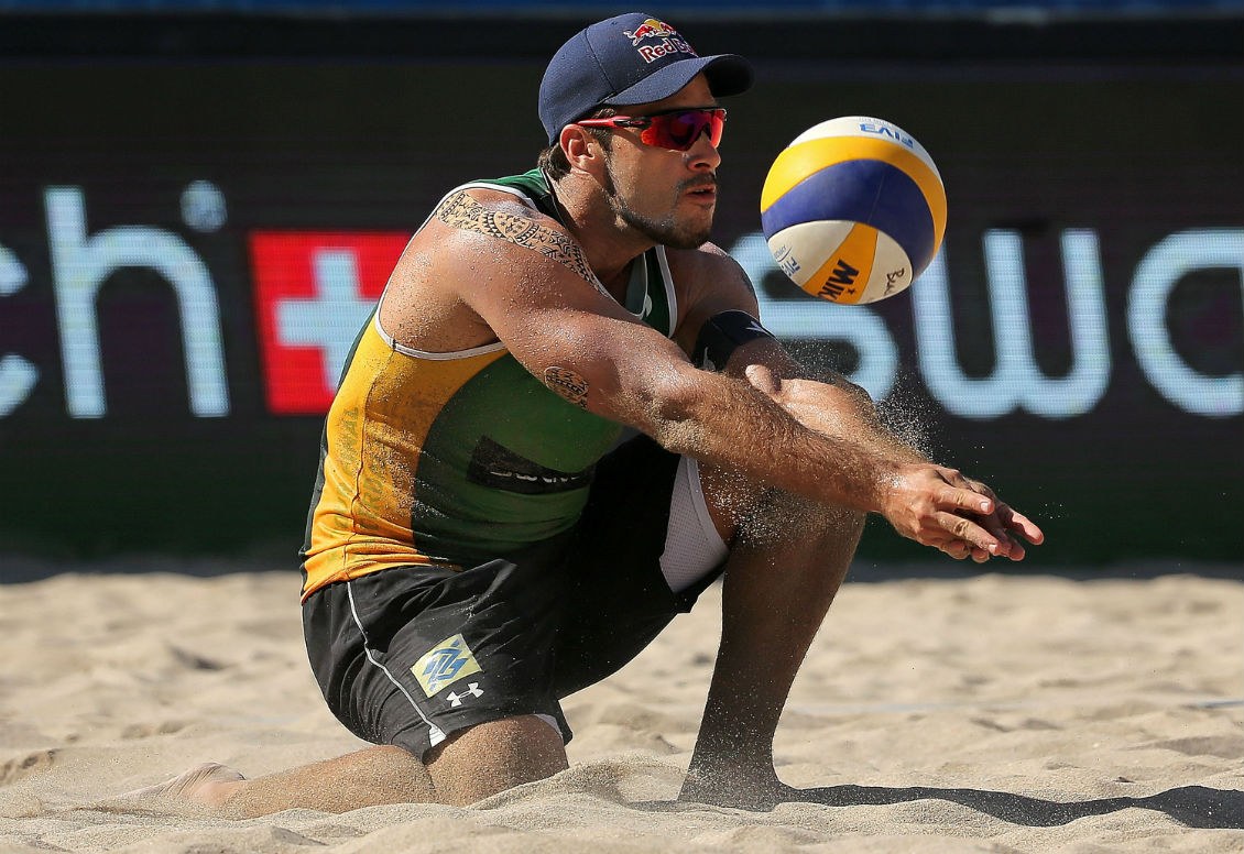 Baixinho”, Bruno Schmidt é eleito o melhor jogador de vôlei de praia do  mundo em 2015 — Rede do Esporte