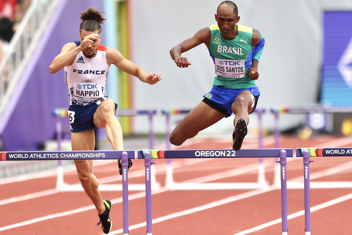 Alison dos Santos é campeão mundial dos 400 m com barreiras