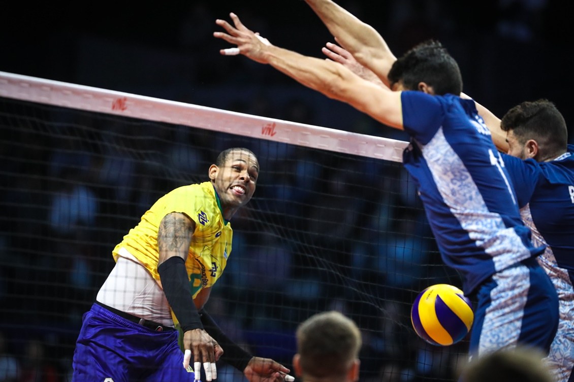 Brasil bate Argentina no tiebreak e mantém 100% no vôlei masculino