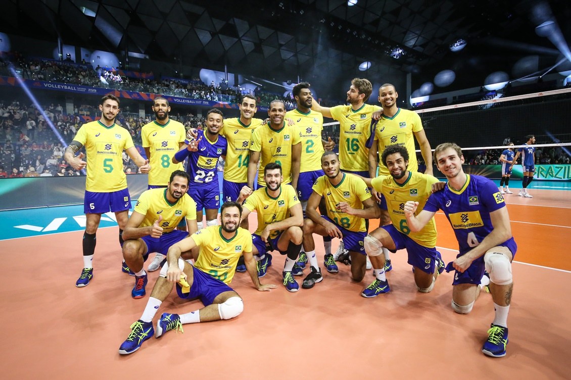 Brasil bate Argentina no tiebreak e mantém 100% no vôlei masculino