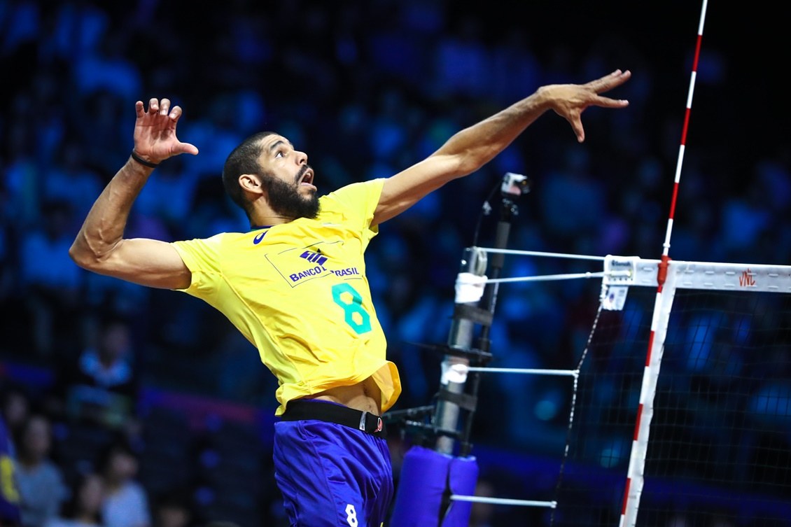 Brasil bate Argentina no tiebreak e mantém 100% no vôlei masculino