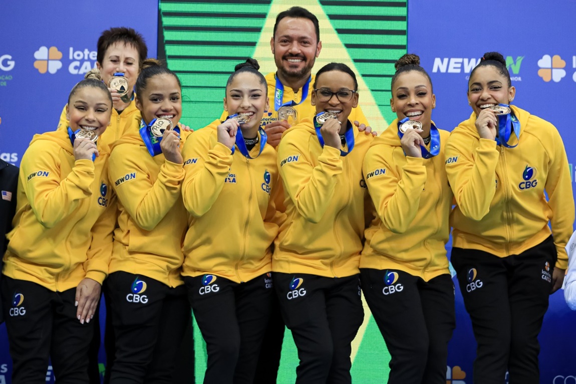 Brasil conquista prata inédita na final por equipes no Mundial de