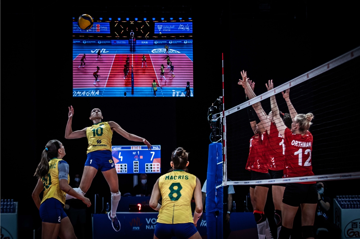 Brasil estreia na Liga das Nações de Vôlei com derrota para a