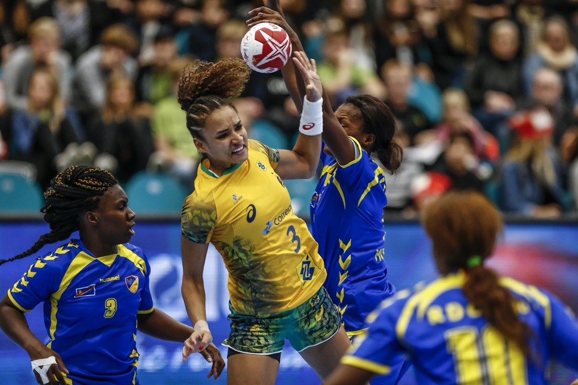 Brasil goleia o Paraguai e estreia bem no handebol feminino