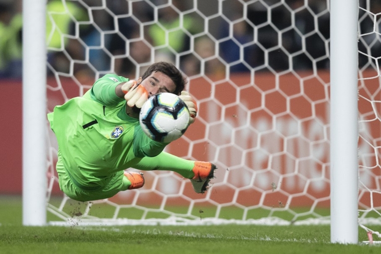 Alisson e Ederson entram em lista dos melhores goleiros do mundo