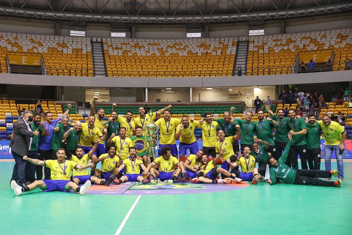 Torcida comemora conquista da Seleção no Centro do Recife com