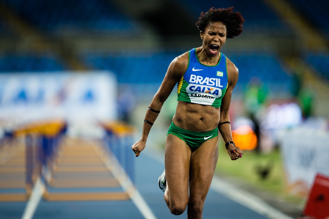 Brasiliense é campeã dos 100 metros com barreiras no Mundial Escolar de  Atletismo