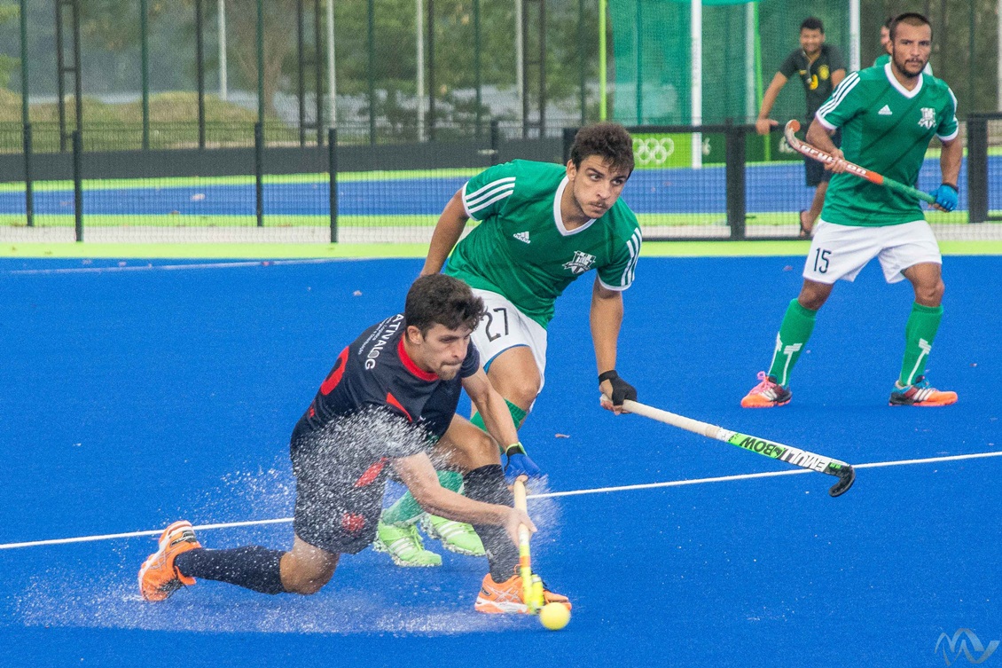 Jogador de hóquei em campo treinando e praticando o esporte na grama