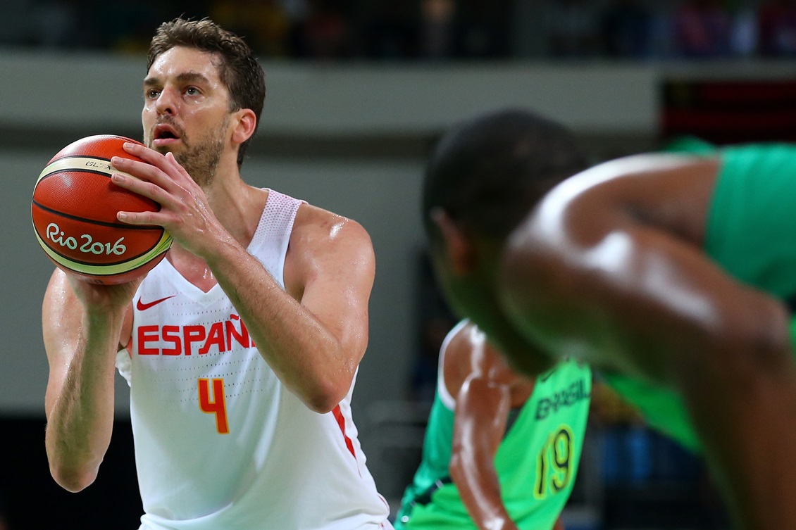 Nos últimos segundos, Brasil vence Espanha por 66 a 65 no basquete  masculino