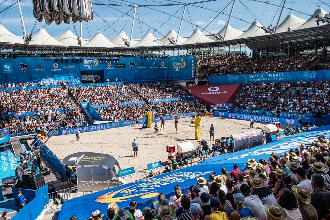 Seleção feminina de vôlei suporta tensão e volta a brigar por