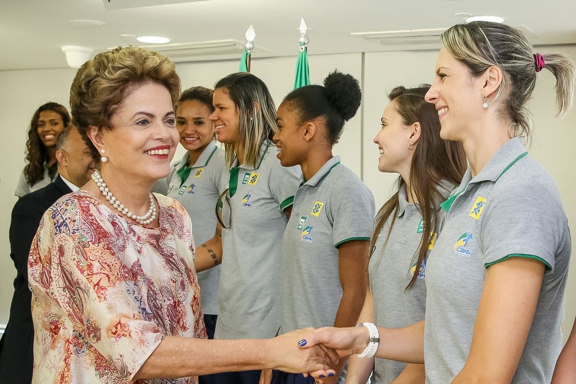 Melhor jogadora do mundo, Duda Amorim espera evolução do handebol no Brasil