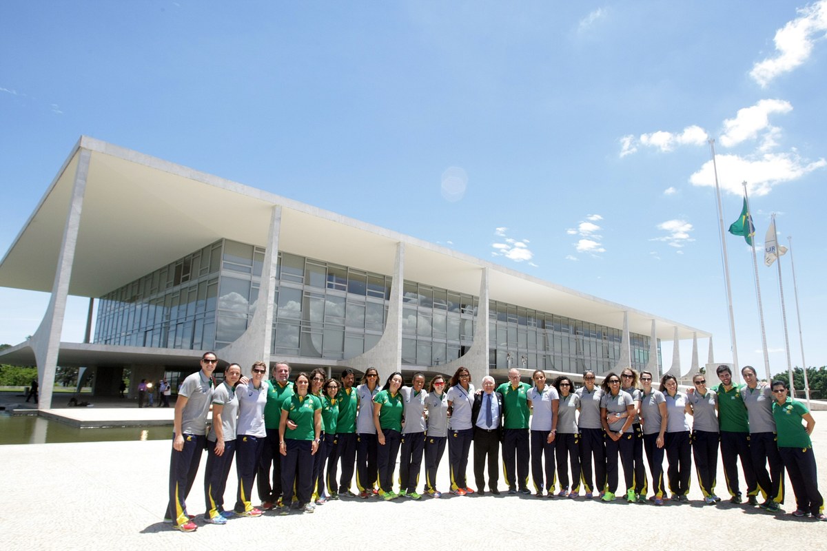 Melhor jogadora do mundo, Duda Amorim espera evolução do handebol no Brasil