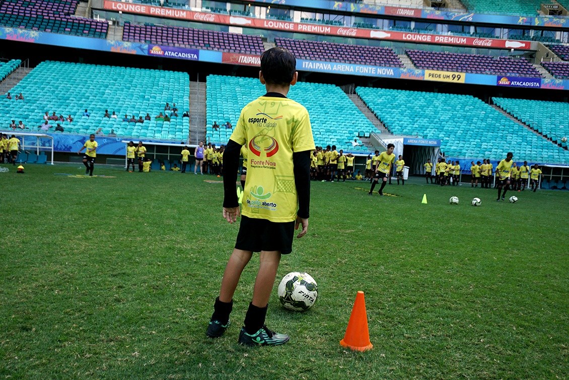 6 coisas que as crianças aprendem com o futebol