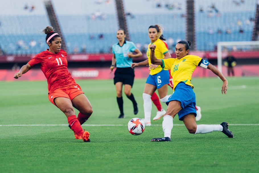 Em duelo equilibrado, seleção feminina de futebol é eliminada pelo