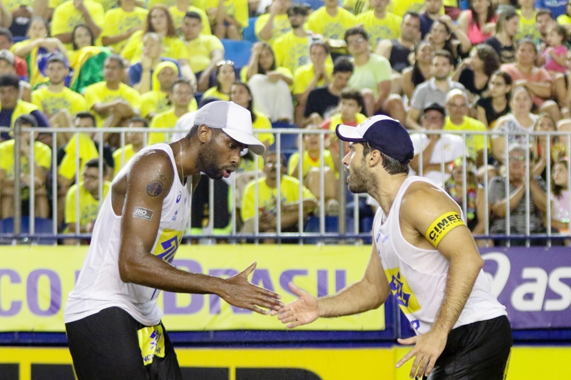 Brasiliense Bruno Schmidt é eleito o melhor jogador de vôlei de praia da  temporada em 2015