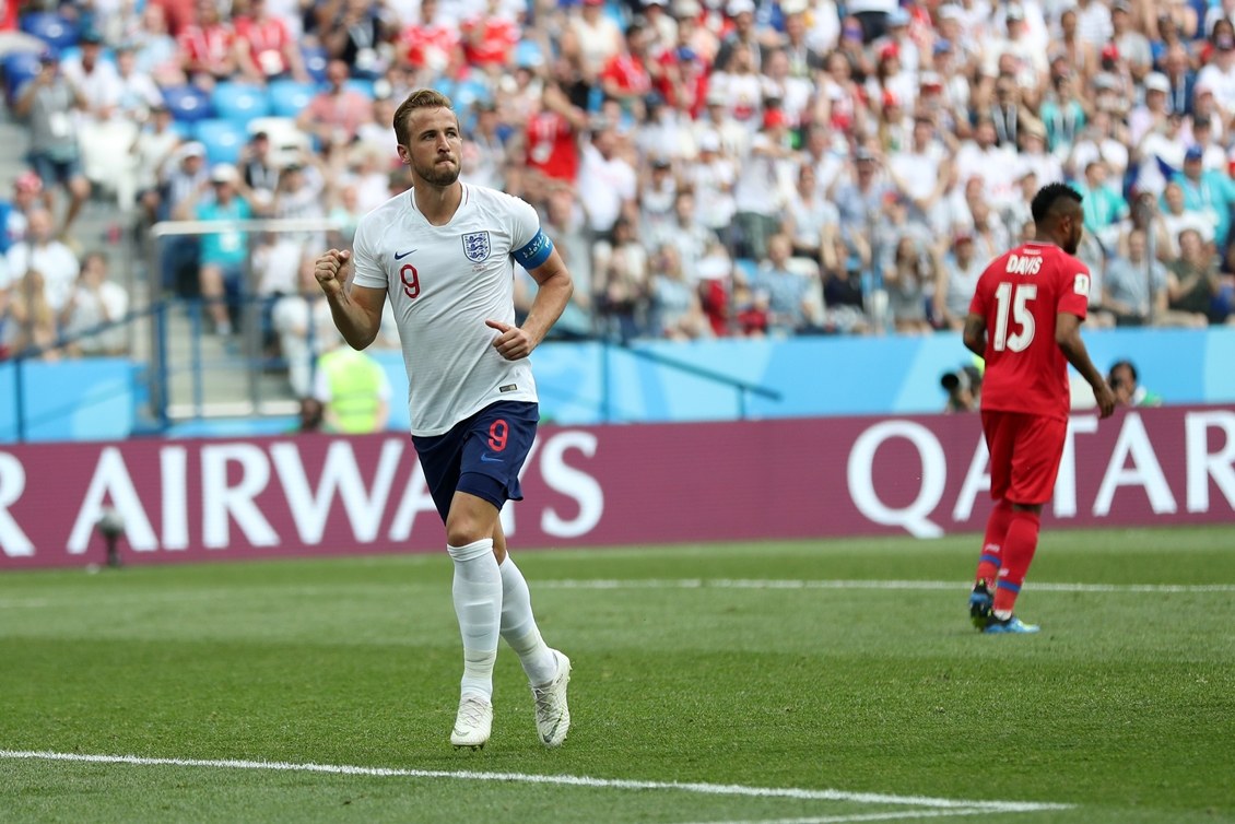 Harry Kane da Inglaterra disputa a bola com jogadores do Panama realizada  neste domingo, 24, no