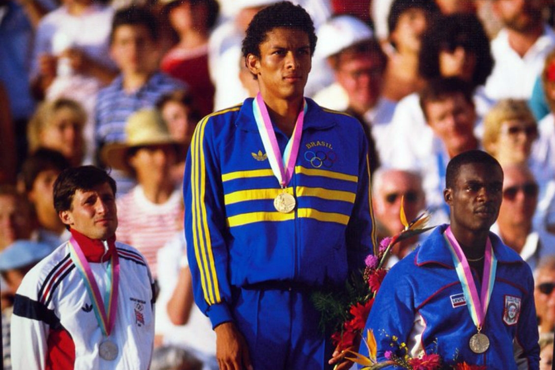 Joaquim Cruz no topo do pódio em 1984. Quatro anos depois, levaria a prata na mesma prova. Foto: arquivo pessoal