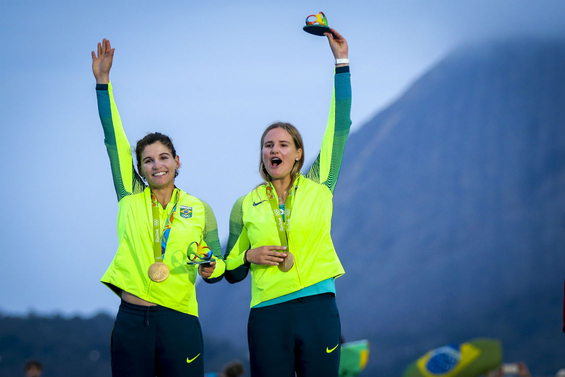 Martine Grael e Kahena Kunze brilham com um ouro emocionante na