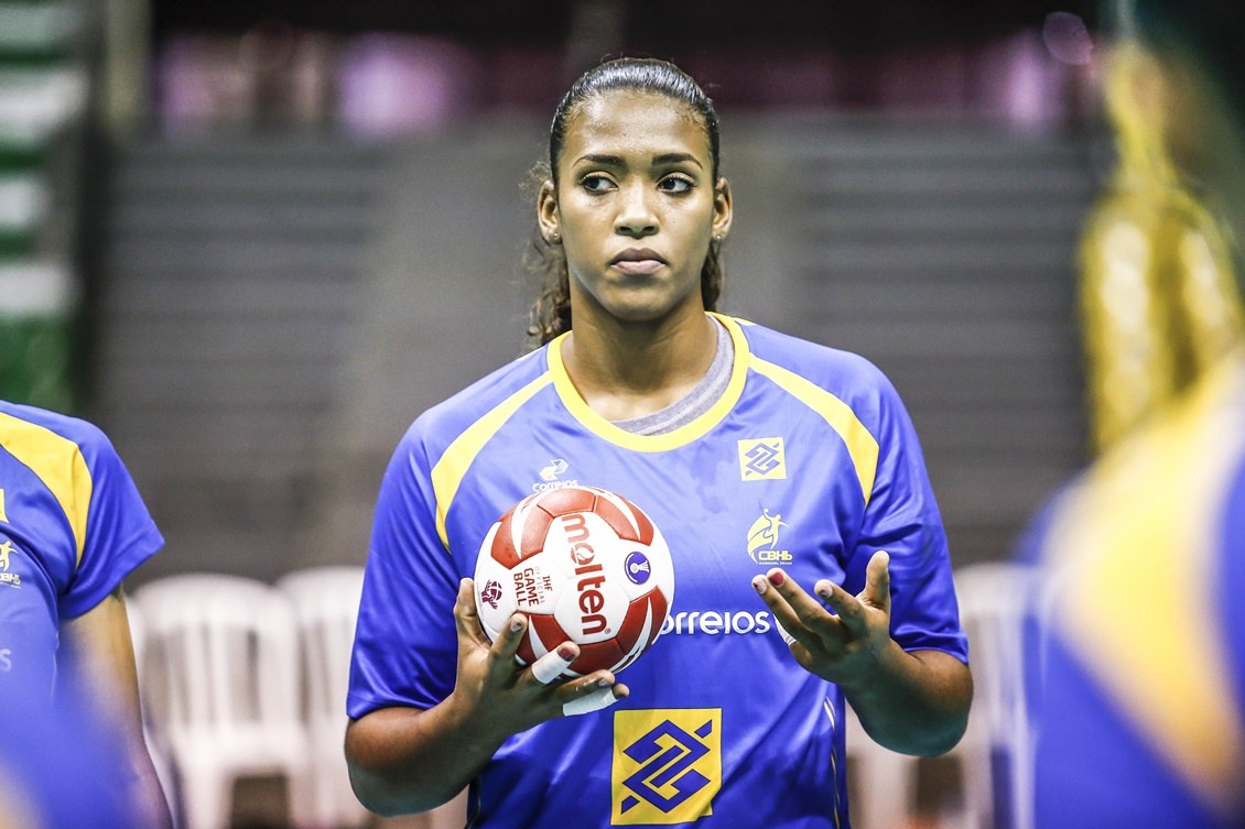 Melhor jogadora do mundo, Duda Amorim espera evolução do handebol no Brasil