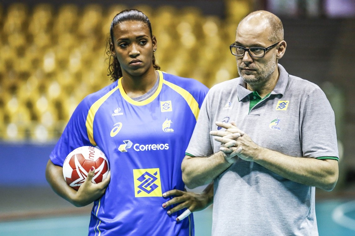 Melhor jogadora do mundo, Duda Amorim espera evolução do handebol no Brasil