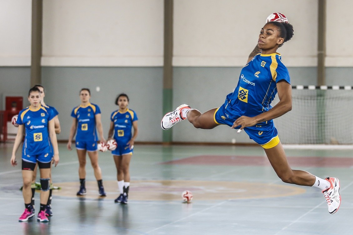 Melhor jogadora do mundo, Duda Amorim espera evolução do handebol no Brasil