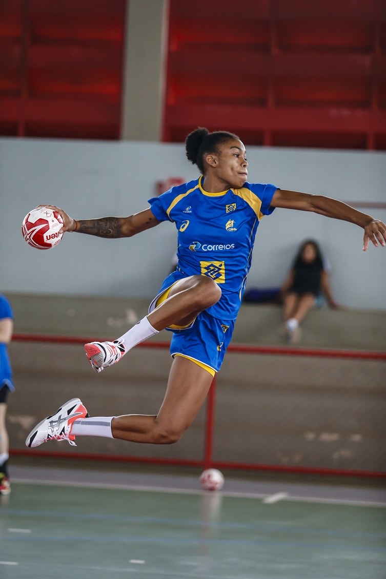 Melhor jogadora do mundo, Duda Amorim espera evolução do handebol no Brasil