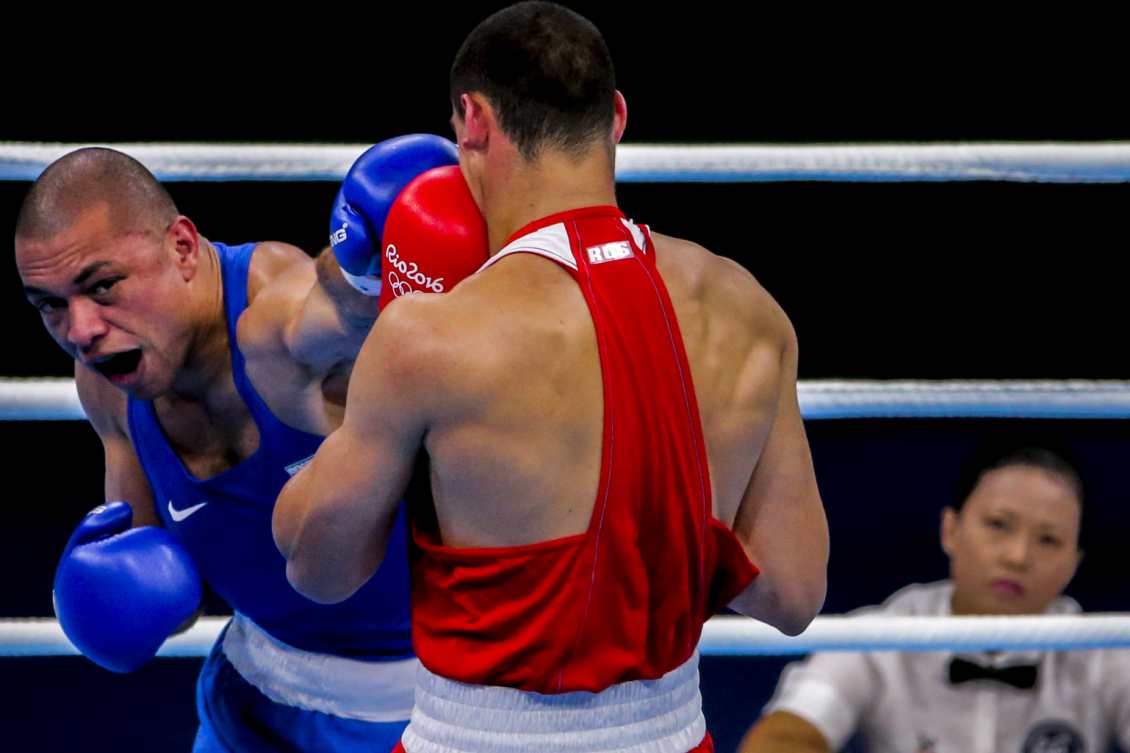 Russo campeão mundial dos pesados elimina brasileiro no boxe