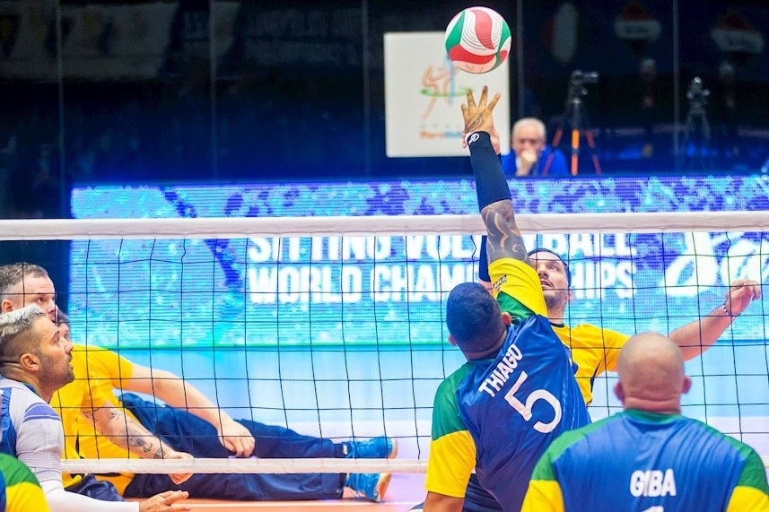 Homem mais alto do Brasil estreia no vôlei sentado por ouro em Paris