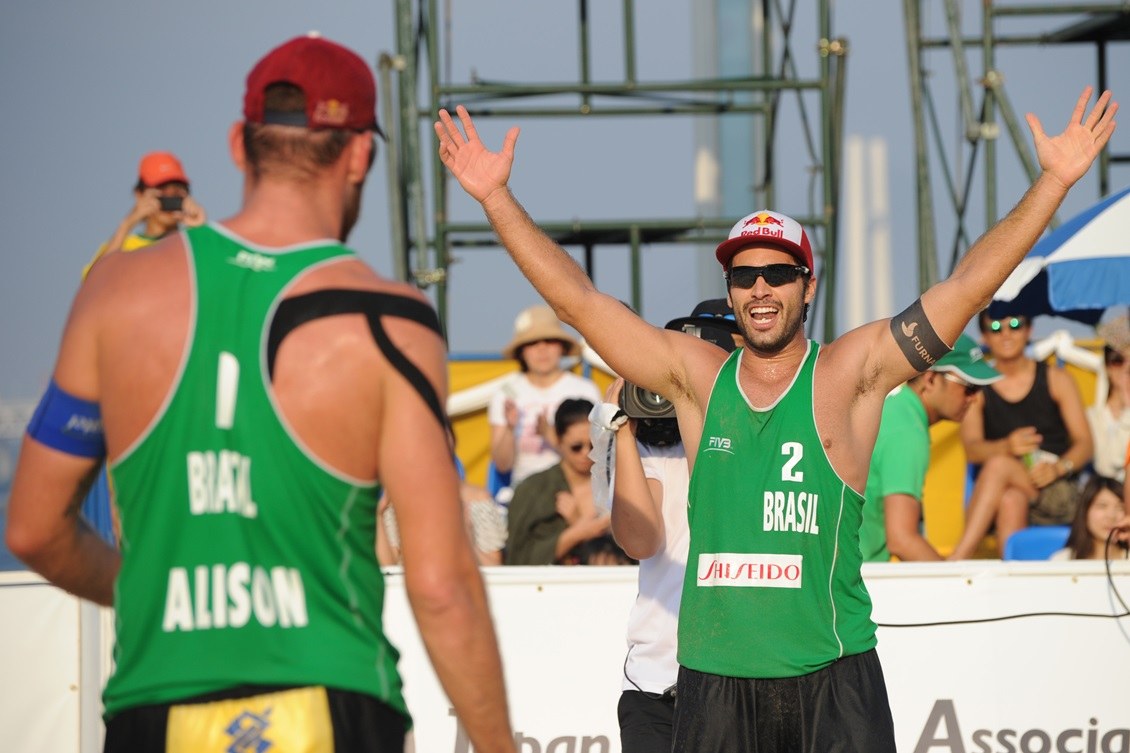 Brasiliense Bruno Schmidt é eleito o melhor jogador de vôlei de praia da  temporada em 2015