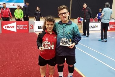 #PraCegoVer: a polonesa Oliwia Szmigiel e o brasileiro Vitor Tavares seguram os troféus de campeões da dupla mista no Torneio da Turquia de parabadminton